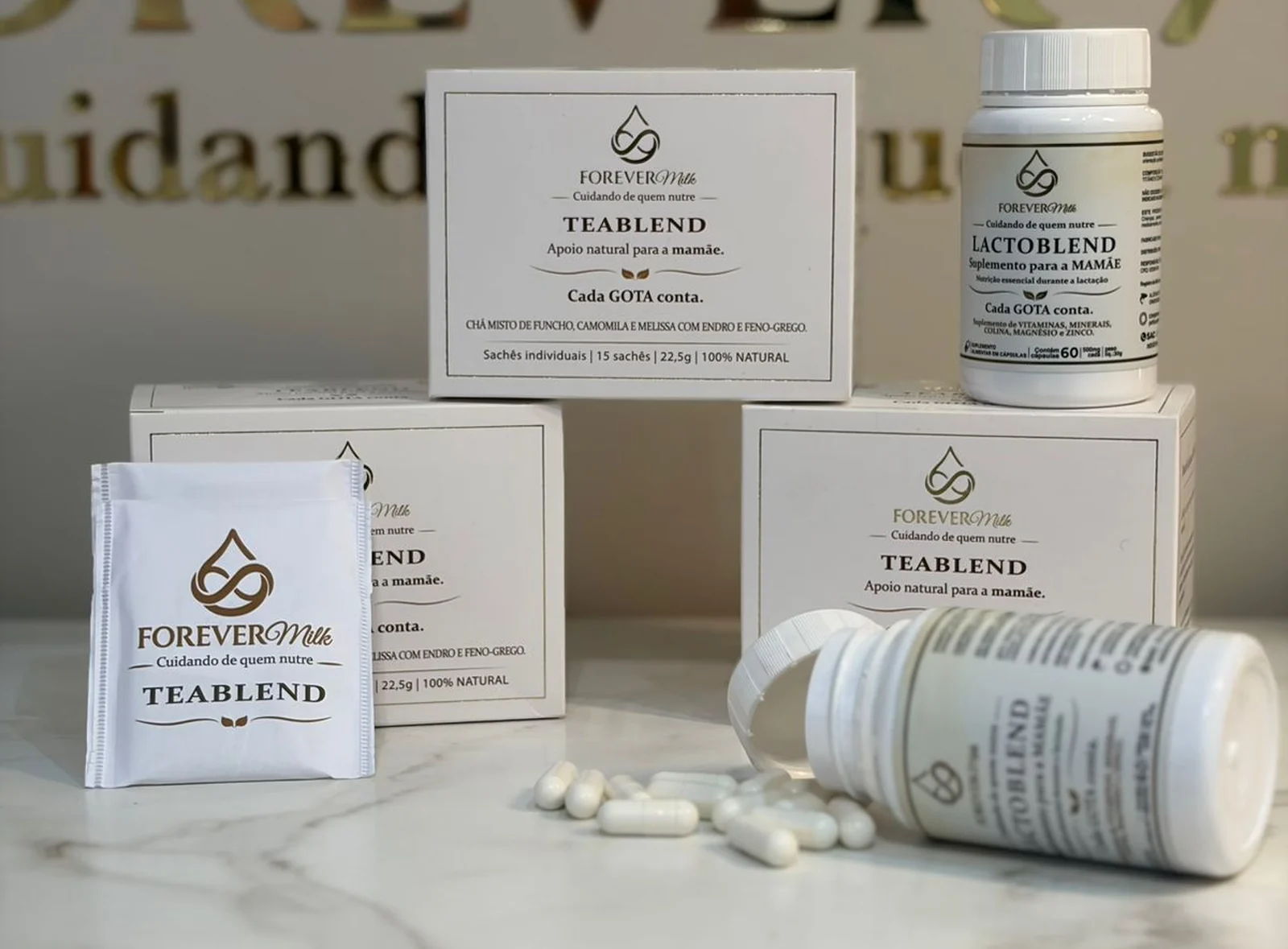 Chá TeaBlend e frasco Lactoblend sobre bancada de mármore, com a marca Forever Milk ao fundo